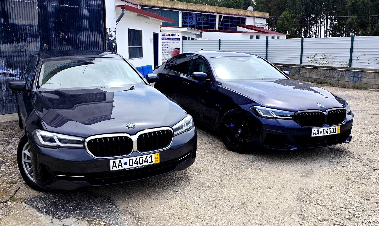 Dois BMW Série 5 azul-escuro