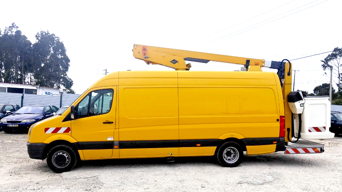 VW Crafter amarelo com plataforma elevatória