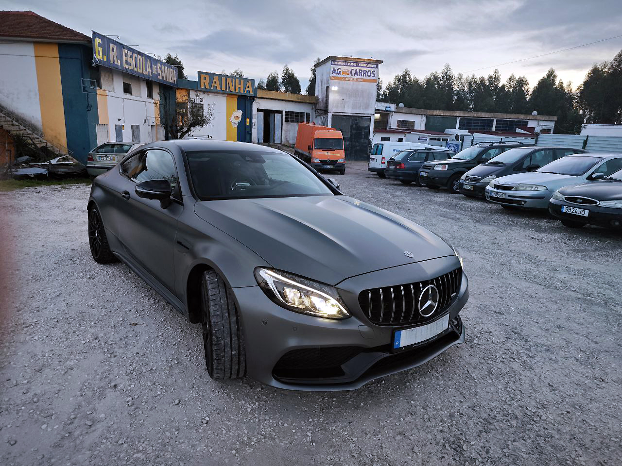 Mercedes-AMG C 63 Coupé cinzento mate
