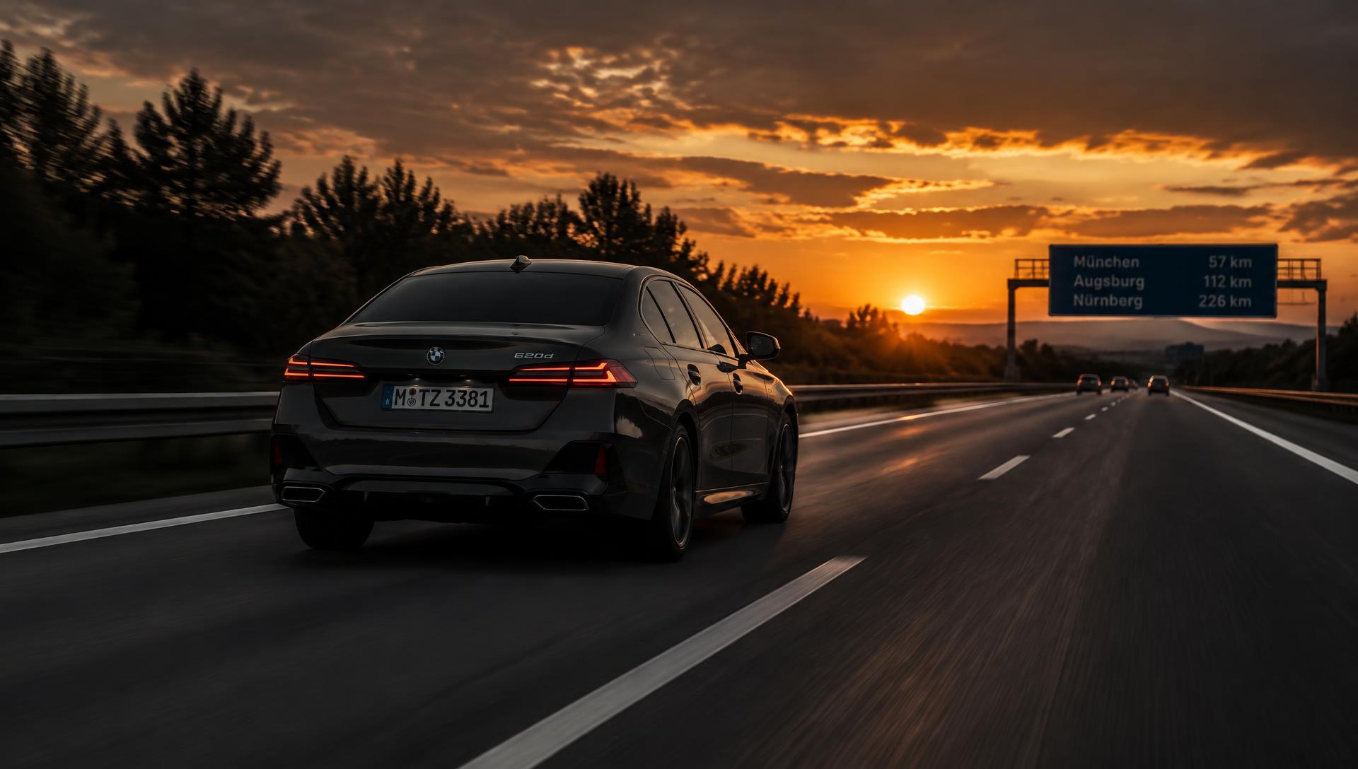 Carro premium alemão a circular na autoestrada alemã ao pôr do sol